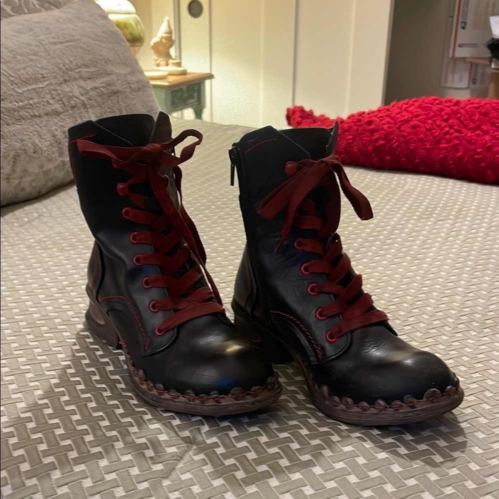 Fashionable Rovers Boots size 37 or 6 1/2! Blackk with red accents! Like New